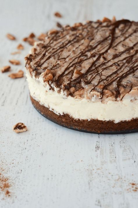 This Keto Pecan Pie Cheesecake is PERFECT for the Holiday Season. It's so delectable your non-low carb loved ones will never know the keto difference! | heyketomama.com Keto Pecan Pie Cheesecake, Dolce Poche Calorie, Biscotti Cheesecake, Keto Pecan Pie, Pudding Chia, Pecan Pie Cheesecake, Pecan Cheesecake, Desserts Keto, Keto Holiday