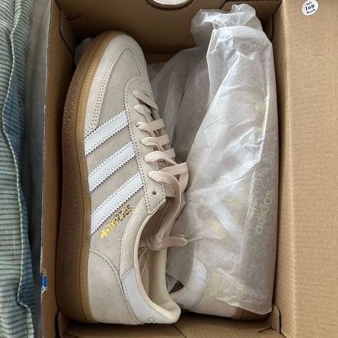 Dr Shoes, Preppy Shoes, Pretty Shoes Sneakers, Shoe Wishlist, Adidas Shoes Women, Adidas Vintage, Girly Shoes, Shoe Inspo, Aesthetic Shoes