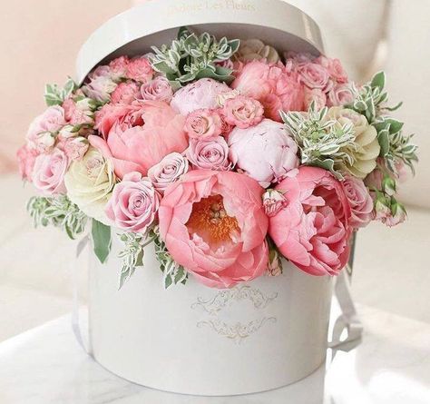 Happy Birthday, Sheree! Rosen Box, Fleur Design, Deco Floral, E Card, Arte Floral, Crepe Paper, Birthday Flowers, Flower Boxes, Beautiful Blooms