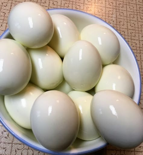 How to Cook Easy Peel Hard-Boiled Eggs - Pattern Princess Hard Boil Fresh Eggs, Easy Peel Boiled Eggs, Boiled Eggs Easy Peel, Hard Boiled Eggs Easy, Beats Recipe, Anne Twist, Kwek Kwek, Creative Egg Recipes, Hard Boiled Eggs Easy Peel