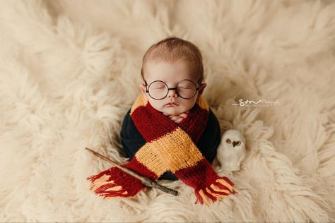 Harry Potter Infant Photos, Newborn Harry Potter Photoshoot, Harry Potter Newborn Photography, Harry Potter Baby Photoshoot, Harry Potter Newborn Pictures, Harry Potter Newborn, Born Baby Photos, Pregnancy Announcement Pictures, Crochet Baby Costumes