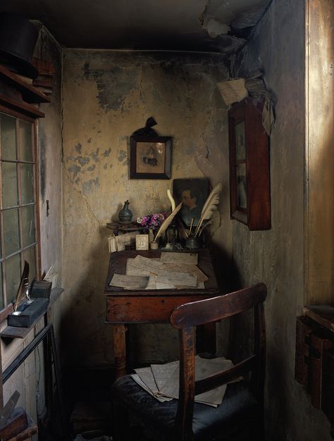 Dark Academia Room, Era Victoria, Academia Room, Old Room, My New Room, 인테리어 디자인, Dark Academia, Wabi Sabi, Room Inspiration