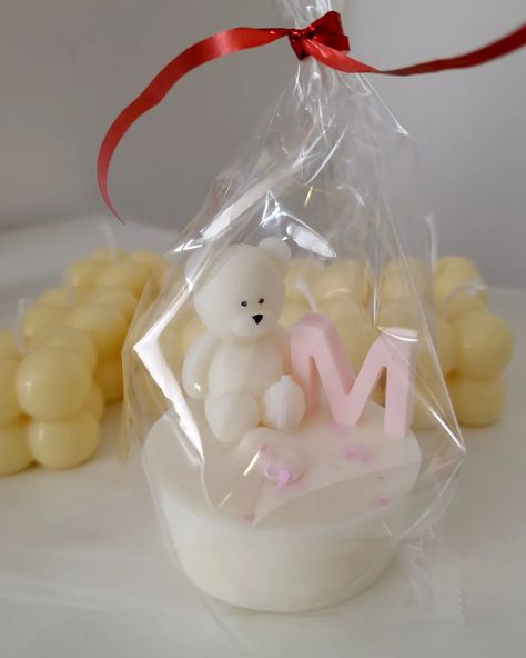 Velas personalizadas hechas a manos, con cera de soja 100% natural. Ideales para regalar en cumpleaños, babyshower, comuniones, bautizos o cualquier evento importante para ti. Se hacen por encargo, si necesitas información, pídela sin ningún compromiso. Seguimos mejorando y dejando que la creatividad haga cositas como estas 💫 . . . . . #candlesglam #velas #artesano #natural #bonito Candle Crafts Diy, Candle Gifts, Candle Craft, Hama Beads, Candle Gift, Candle Making, Christening, Soap, Baby Shower