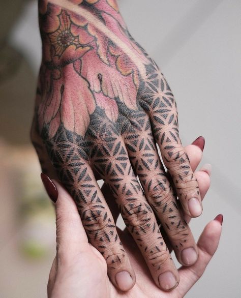 Finger Dotwork Tattoo, Hand Tattoos Dots And Lines, Geometric Finger Tattoo, Full Finger Tattoo, Best Hand Tattoos, Geometric Tattoo Hand, Tato Geometris, Hand Tattoos For Men, Geometric Tattoo Sleeve Designs