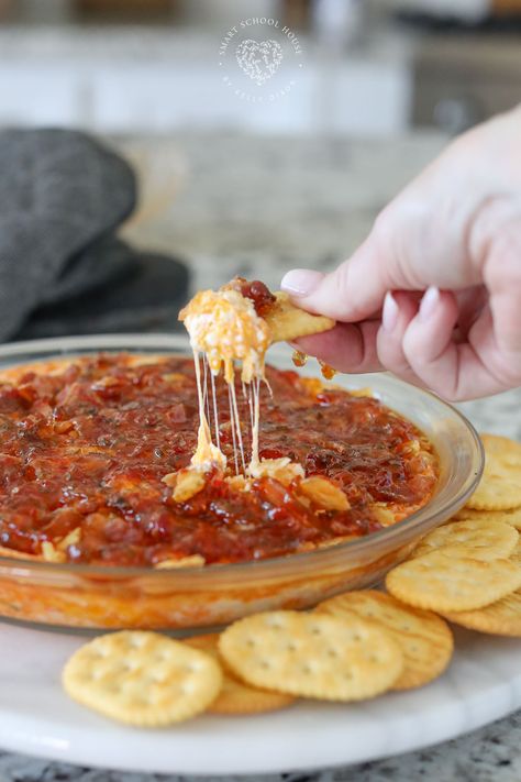 Pepper Jelly Cheese Dip is a warm appetizer served with butter crackers! This easy appetizer recipe uses simple ingredients that have the best flavor when combined. Pepper Jelly Cheese Dip, Pepper Jelly Recipes, Dip Recipes Appetizers, Chili Dip, Appetizers Easy Finger Food, Best Appetizer Recipes, Quick And Easy Appetizers, Dip Recipes Easy, Pepper Jelly