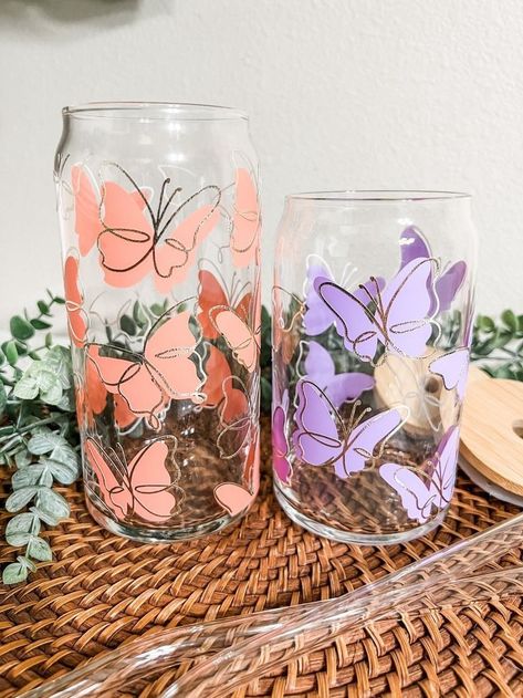 Cute Designs For Glass Cups, Butterfly Glass Cup, Cute Drinking Glasses, Glass Cups With Vinyl, Cute Glass Cups, Butterfly Cup, Glass Tumbler Design, Spring Cups, Aesthetic Glass