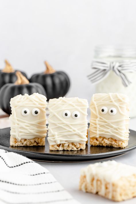 Mummy Rice Krispie Treats are super easy for kids to make. You can make these Halloween Rice Krispie Treats in less than 30 minutes! Chocolate Halloween Treats, Halloween Rice Krispies, Pumpkin Rice Krispie Treats, Halloween Rice Krispie Treats, Halloween Party Appetizers, Halloween Cake Pops, Chocolate Melting Wafers, Halloween Food Treats, Halloween Baking