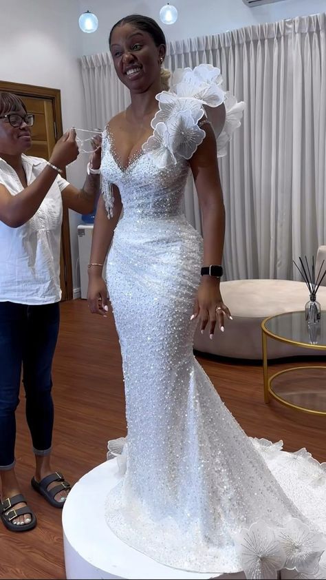 Crepe Fabric Dress Style Nigeria, White African Wedding Dress, Latest Wedding Gowns, Style For Wedding, African Bridal Dress, Civil Wedding Dresses, Classy Wedding Dress, Lace Gown Styles, Lace Dress Styles