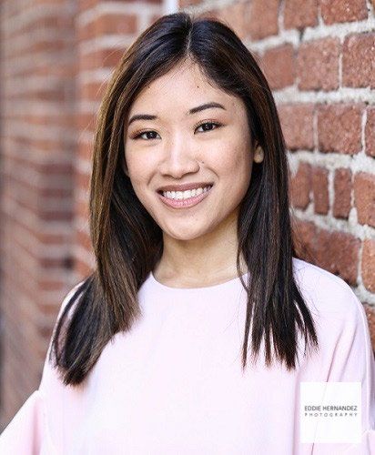 I like the industrial brick wall background. Pose also is confident and perfect for a linkedin profile. Professional Headshots Tips, Portrait Photo Original, Modern Headshots, Professional Headshots Women, Outdoor Portrait Photography, Business Portrait Photography, Headshot Poses, Headshots Women, Headshot Photos