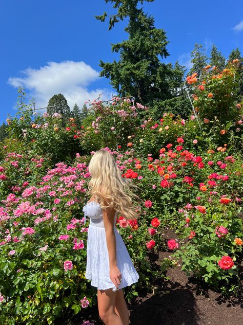 Floral Girl Aesthetic, Spring Profile Picture, Spring Asthetics Photos, Garden Pictures Poses, Spring Girl Aesthetic, Spring Instagram Pictures, Flower Field Outfit, Spring Pfp, Holly Core