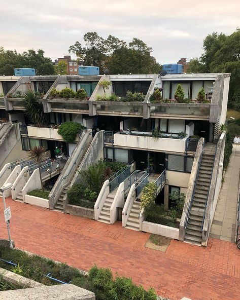 Houses In London, Terrace Houses, Places In England, High Rise Building, Public Park, Brutalism, Terrace House, Residential Architecture, London Uk