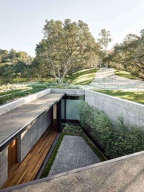 Beverly Hills House Case Sotterranee, Earth Sheltered, Underground Homes, Workshop Design, Design Exterior, City Garden, Residential Building, Residential Architecture, Maine House