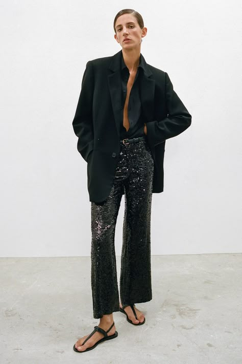 Nili Lotan Spring 2023 Ready-to-Wear Fashion Show | Vogue Sequin Pant, Stile Casual Chic, Spring 2023 Ready To Wear, Winter Trousers, Fall 23, 2023 Ready To Wear, Spring Clothes, 2023 Trends, Party Kleidung