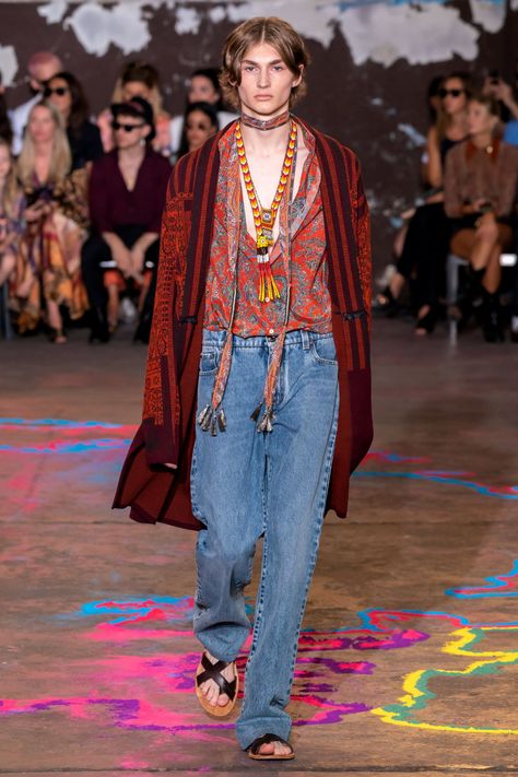 Etro Spring 2020 Menswear Collection - Vogue Hippie Outfits Men 70s, Hippie Fashion Men, Hippie Outfits Men, Bohemian Outfit Men, 70s Mens Fashion, Hippy Fashion, Hippie Men, Outfits 70s, 70s Inspired Fashion