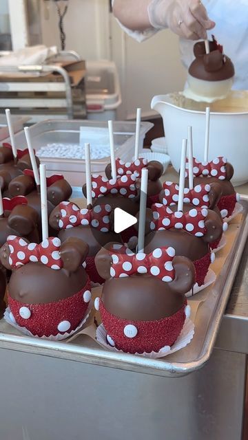 Minnie Mouse Candy Apples, Mickey Mouse Candy Apples, Dipped Desserts, Mickey Mouse Treats, Minnie Mouse Cake Pops, Mickey And Minnie Cake, Disney Foods, Chocolate Dip, Chocolate Dipped Marshmallows