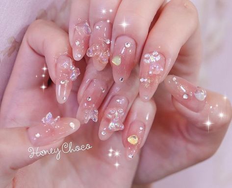 Pink Nails Korean, Korean Charm Nails, Korean Nail Designs Trends, Korean Pink Nails, Pink Korean Nails, Korean Nails With Pearls, Pearl Korean Nails, Korean Nail With Charms, Asian Acrylic Nails