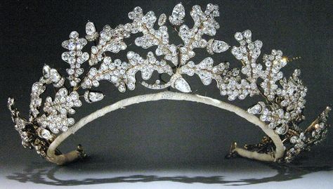 Oak Leaf Tiara; created by Garrards, for the 15th Duke of Norfolk as a wedding gift for his bride. Leaf Tiara, Ancient Greek Jewelry, Royal Crowns, Beautiful Tiaras, Royal Tiaras, Diamond Tiara, Greek Jewelry, Oak Leaves, Royal Jewels