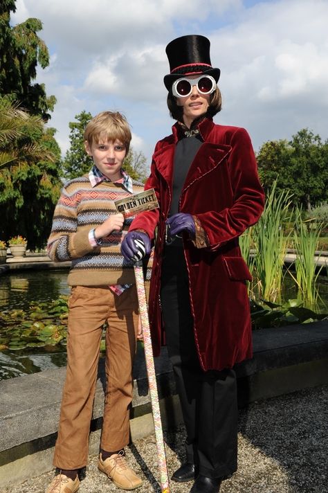 Violet Willy Wonka, Roald Dahl Costumes, Willy Wonka Halloween, Wonka Costume, Johnny Depp Willy Wonka, Willy Wonka Costume, Charlie Bucket, Book Character Costumes, Book Day Costumes