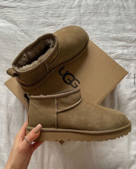 Ugg Mini Ii, Green Uggs, Ugg Minis, Ugg Mini, School Fits, Athletic Outfits, Ugg Boots, Cute Shoes, Wedge Boot