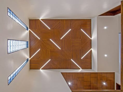 Double Height Wooden Ceiling Design, False Ceiling Double Height Living Room, Rectangular Ceiling Design, Double Height Fall Ceiling Design, Double Height Ceiling Design Modern, Double Ceiling Design, Wooden Fall Celling Design, Office False Ceiling Design Modern, Double Height Pop Ceiling Design