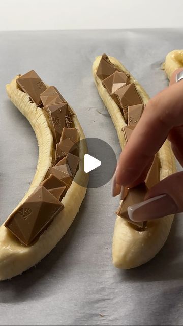 Catrina Santi on Instagram: "🍌+🍫=💛🤤" Banana And Chocolate Recipes, Puff Pastry Banana Recipes, Banana Pastry, Recipes With Bananas, Dessert Bars Recipes Easy, Pastries Recipes Dessert, Easy Bar Recipes, Amazing Food Hacks, Fruit Creations