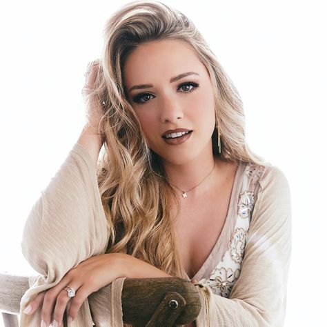 A photo featuring Emily Ann Roberts, a promising new country artist to watch in 2023. Emily Ann Roberts, Hot Country Songs, Emily Ann, Music Country, Best Country Music, Mountain Music, Country Musicians, Kris Kristofferson, Merle Haggard