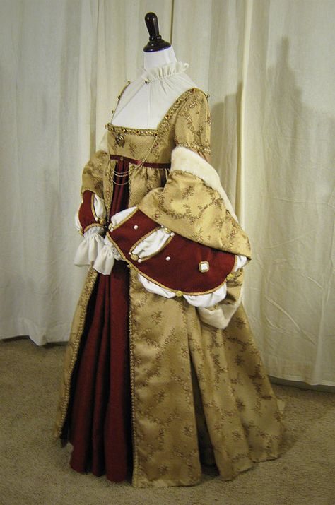 What Questa might wear while pregnant, a pregnant wife of the head of a household weilds the most power a woman can. Catherine Howard pregnancy dress replica,  Tudor style Catherine Howard, Tudor Gown, Tudor Dress, Tudor Fashion, Tudor Costumes, Fest Outfits, Period Dress, Royal Dresses, Tudor Style