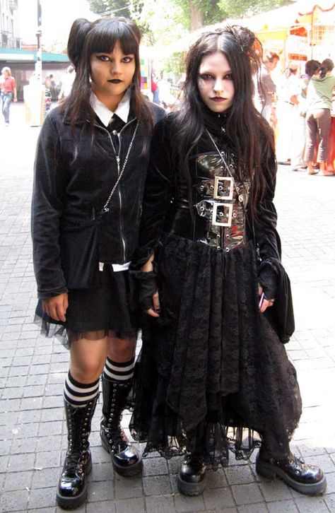 Teen Goth 1 Goth Subculture, Arte Punk, Goth Clothing, Victorian Goth, Wearing All Black, Goth Women, Mexican Girl, Goth Aesthetic, Alt Fashion