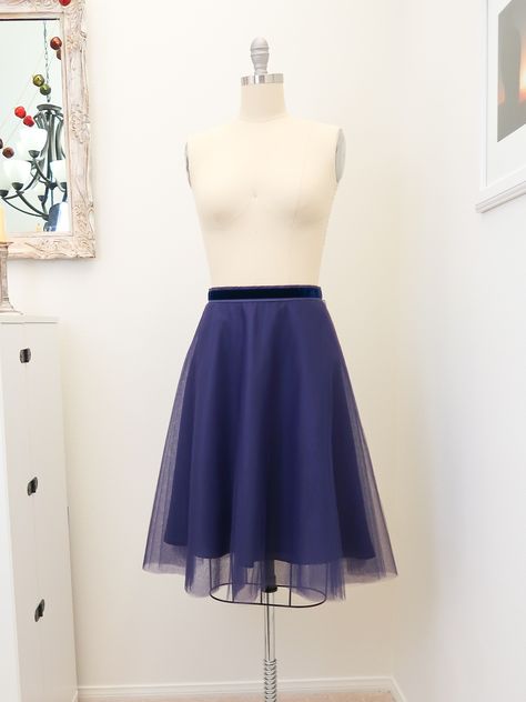 Video tutorial on how to sew a lined half circle skirt with a zipper. Skirt Sewing Tutorial, Half Circle Skirt, Tulle Skirt Tutorial, Circle Skirt Pattern, No Sew Tutu, How To Make Tutu, Skirt Hangers, Sew Zipper, Skirt Sewing