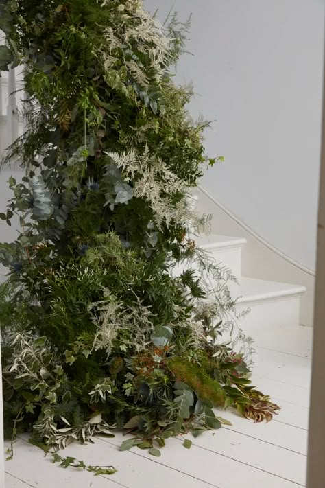 Christmas Tree Arrangements, Dried Floral Christmas Tree, Outdoor Decorations Ideas, Christmas Banister, Philippa Craddock, Decorate A House, Holiday Flowers, Wedding Archway, Christmas Color Palette