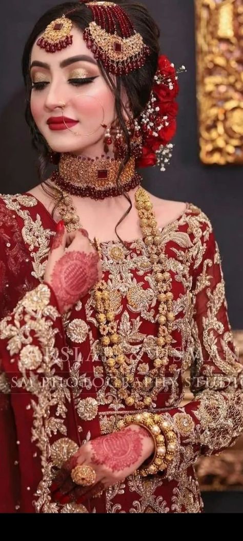 Wedding Ruins, Pakistani Bride Hairstyle, Pakistani Bridal Makeup Red, Pakistani Makeup Looks, Pakistani Bridal Hairstyles, New Hair Look, Wedding Highlights Video, Pakistani Bridal Dress, Bride Photos Poses