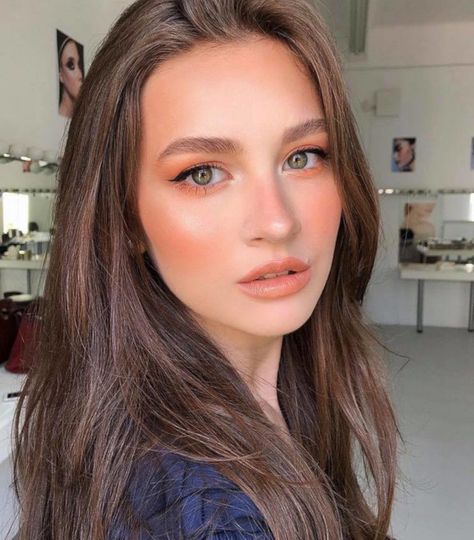 living coral makeup is here to replace the natural glam Coral Makeup Looks, Peachy Makeup Look, Peach Makeup Look, Wedding Party Makeup, Coral Makeup, Curl Eyelashes, Fresh Makeup Look, Makup Looks, Party Eye Makeup