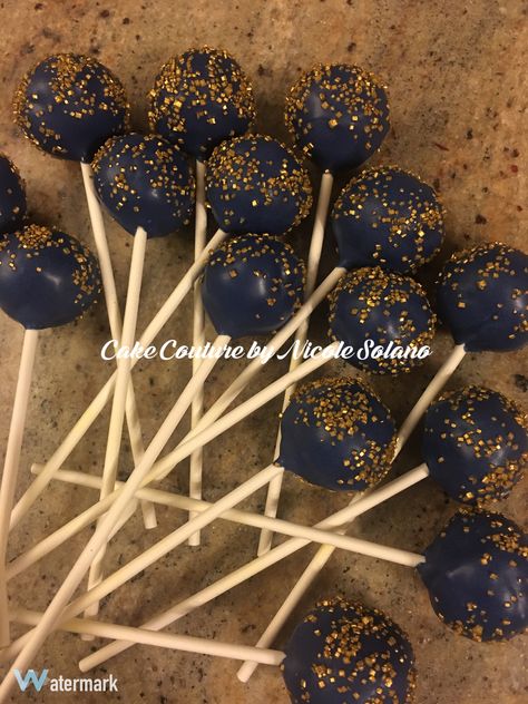 Navy blue and gold cake pops Dark Blue And Gold Wedding Dress, Black Blue And Gold Party Decorations, Navy Blue And Gold Party, Navy Blue Desserts, Navy Blue And Gold Quinceanera Ideas, Navy Blue Bridal Shower Ideas, Navy Blue Decorations Party, Wedding Cake Navy Blue And Gold, Navy And Gold Party Decor