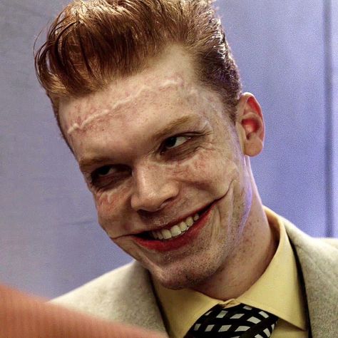 🎠Jerome’s Circus🎪 on Instagram: “That is just the cutest smile 💖 ☻ ☻ ☻ ☻ ☻ ☻ ☻ ☻ ☻ ☻ #jeromevaleska #valeska #gotham #gothamcity #MANIAX #arkham #JeromesCult #haleyscircus…” Humour, Tim Drake Batman, Shameless Gallavich, Clown Carnival, Joker Gotham, Jerome Gotham, Gotham Tv Series, Joker Smile, Gotham Series