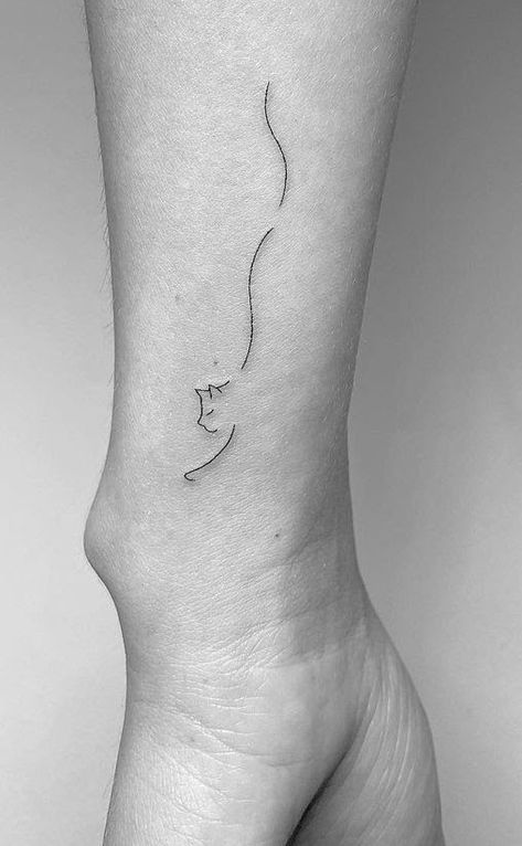 Dog And Cat Outline Tattoo, Tattoo Ideas Cat In Memory Of, Cat Tatoos Idea, Fine Line Cat Tattoos, Small Tattoos Cat, Fineline Cat Tattoo, Minimalistic Cat Tattoo, Small Cat Tattoo Ideas, Tattoo Ideas Minimal