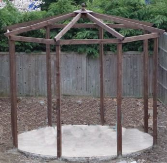 Circle Pergola Ideas, Pergola Over Round Patio, Round Pergola Ideas, Octagonal Pergola, Circle Pergola, Half Circle Pergola, Hexagonal Pergola, Small Garden Inspiration, Corner Pergola