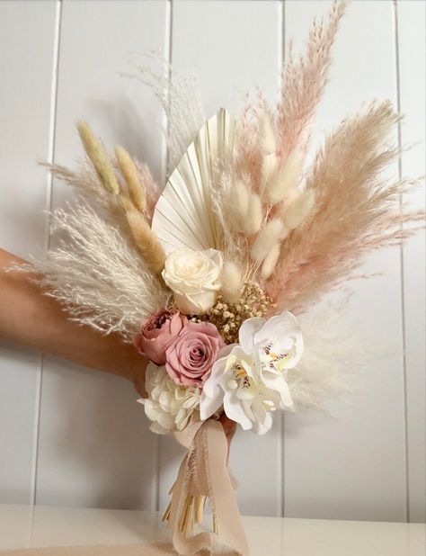 Pampas Bridal Bouquet, Preserved Bridal Bouquet, Wedding Flowers Dried, Boho Centerpiece, Elegant Wedding Flowers, Dried Flowers Wedding, Everlasting Flowers, Floral Arrangements Diy, Flowers Dried