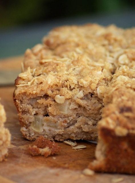 20 Low-Calorie Apple Desserts That Feel Like Indulgences - Legion Athletics Healthy Apple Crumble, Apple Crumble Cake, Thanksgiving Brunch, Apple Desserts Easy, Crumb Cake Recipe, Apple Coffee Cakes, Healthy Veggie, Vegetarian Desserts, Vegan Apple