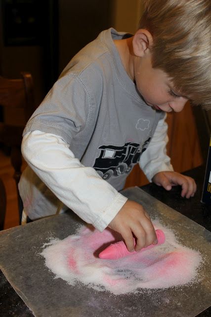 Salt plus sidewalk chalk, so easy! Homemade colored sand. Salt Chalk Art Colored Sand, Chalk Fun For Kids, Sidewalk Chalk Paint Recipe, Babysitting Games, Chalk Activity Path, Sand Projects, Homemade Chalk, Fun World, Colored Sand