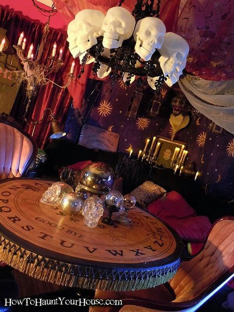 Love this skull chandler Seance Room, Home Sweet Hell, Witch Room, Casa Halloween, Goth Home, Bad Design, Halloween Inspiration, Gothic Decor, Gothic House