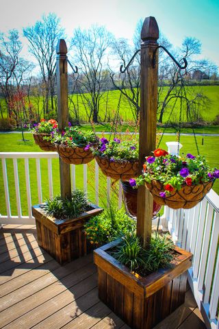 Planter Pallet, Pallet Porch, Pot Gantung, Taman Diy, Porch Flowers, نباتات منزلية, Pallet Planter, Diy Porch, Pallet Garden