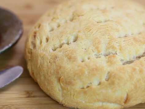 Bannock is a very simple bread that can be baked, fried, or cooked over an open fire. Mix some all-purpose white flour in a bowl; you can add in a handful of cornmeal or whole other grain (wheat, multi-grain, oat, corn). Oven Bannock Recipe, Aboriginal Recipes, Baked Bannock, How To Make Bannock, Bannock Recipe, Bannock Bread, Leavened Bread, Simple Bread, Native American Food