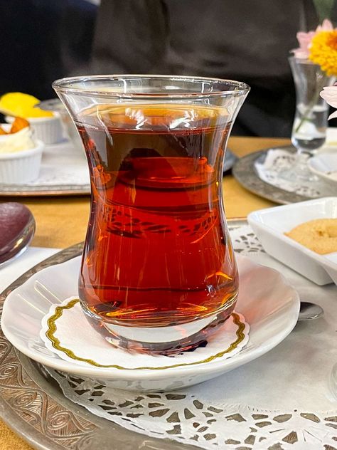 How to Make the Best Turkish Tea (Just Like in Istanbul) How To Make Turkish Tea, Turkish Tea Recipe, Turkish Apple Tea, Turkish Coffee Recipe, Turkish Tea Cups, Turkish Teapot, International Desserts, Bite Size Cookies, Black Tea Leaves