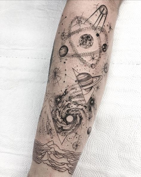 Space Arm Tattoo, Galaxy Tattoo Sleeve, Space Tattoo Sleeve, Ink Tattoo Design, Astronomy Tattoo, Red Tattoo Ideas, Red Ink Tattoo, Astronaut Tattoo, Universe Tattoo