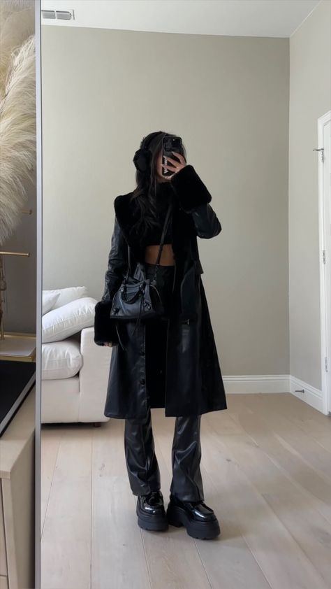 Long Jacket Outfit, Coat Outfits For Women, Leather Couch Living Room, Black Outfit Winter, Leather Coat Outfit, Faux Fur Coats Outfit, Fur Jacket Outfit, Black Coat Outfit, Coat Outfit Casual