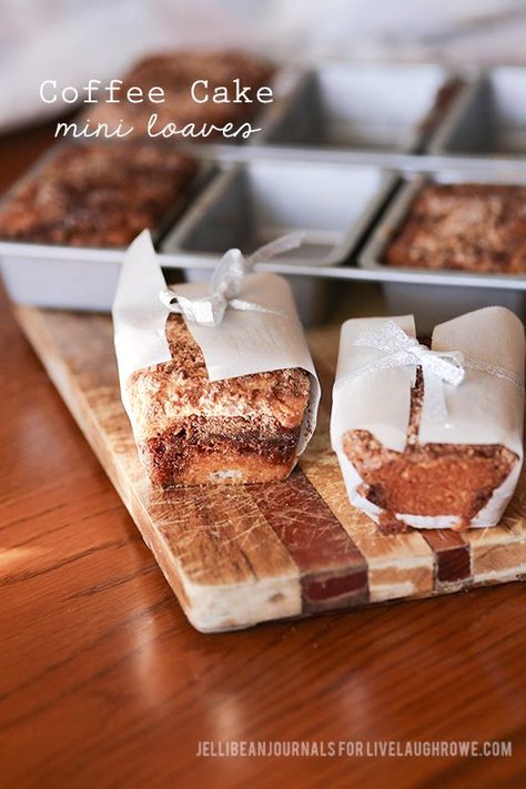 Coffee Cake Loaf, Mini Bread Loaves, Mini Loaf Cakes, Mini Loaves, Loaf Cake Recipes, Sour Cream Coffee Cake, Cake Mini, Mini Bundt Cakes, Mini Loaf