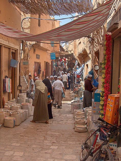 by ALTASENSIBILIDAD on Flickr. Street in Ghardaïa, capital of the Beni M'Zab culture, Algeria. Africa Travel, World Cultures, Alley Way, Timur Tengah, Peisaj Urban, Arab Culture, Market Street, Alam Yang Indah, Old City