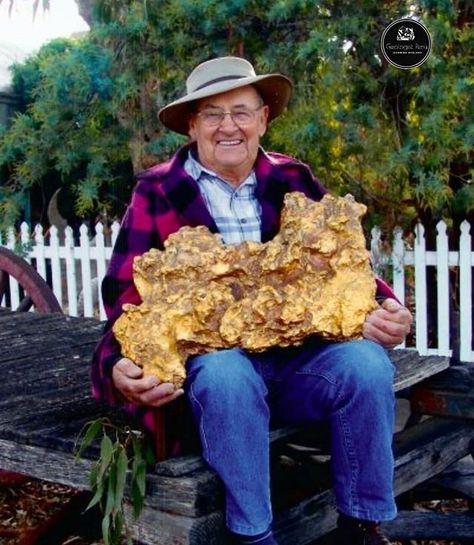 History In Pictures on Instagram: “the largest 72kg gold nugget ever found (called the Welcome Stranger), today this nugget would be worth approximately $4.5M USD, discovered…” Abundance Images, Giant Crystal, Natural Gold Nugget, Huge Crystal, Logam Mulia, Silver Bullion Coins, Gold Prospecting, Bullion Coins, Crystal Magic