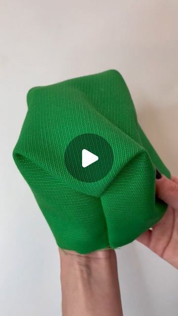 ✂️ Your Sewing Teacher Veronika Zemiseva | Online Rotterdam on Instagram Placemat Bags Diy, Easy Things To Sew With A Sewing Machine, Easy Sewing Crafts To Sell, Diy Fabric Bag, Diy Small Sewing Projects, Sewing Bags Diy, Sewing Ideas For Beginners, Cool Sewing Projects, Simple Sewing Projects