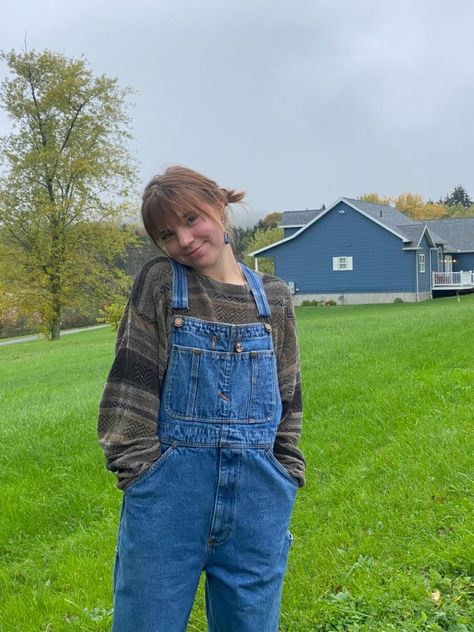 Sweater Over Overalls, Overalls With Tee Shirt, Oversize Dungarees Outfit, Overalls Outfit 90s Aesthetic, Vest With Overalls, Vintage Dungarees Outfit, Baggy Overalls Aesthetic, Blue Denim Overalls Outfit, Fall Fits Overalls